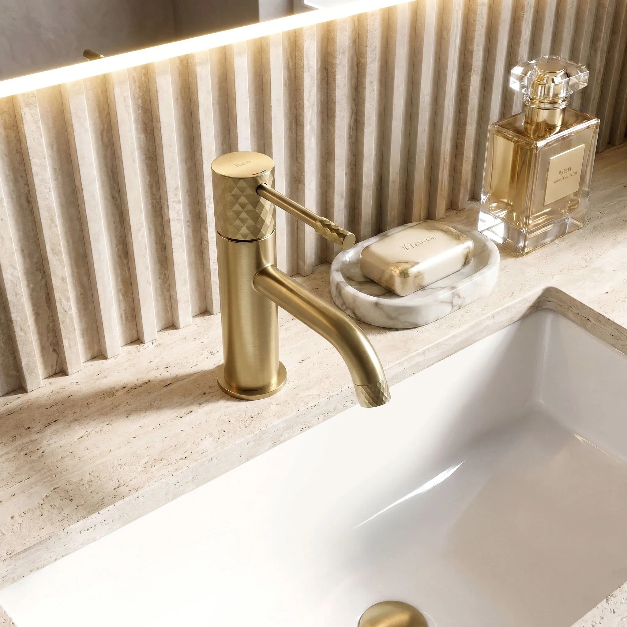 Rea Lungo Diamond umývadlová batéria Brush Gold Low  1