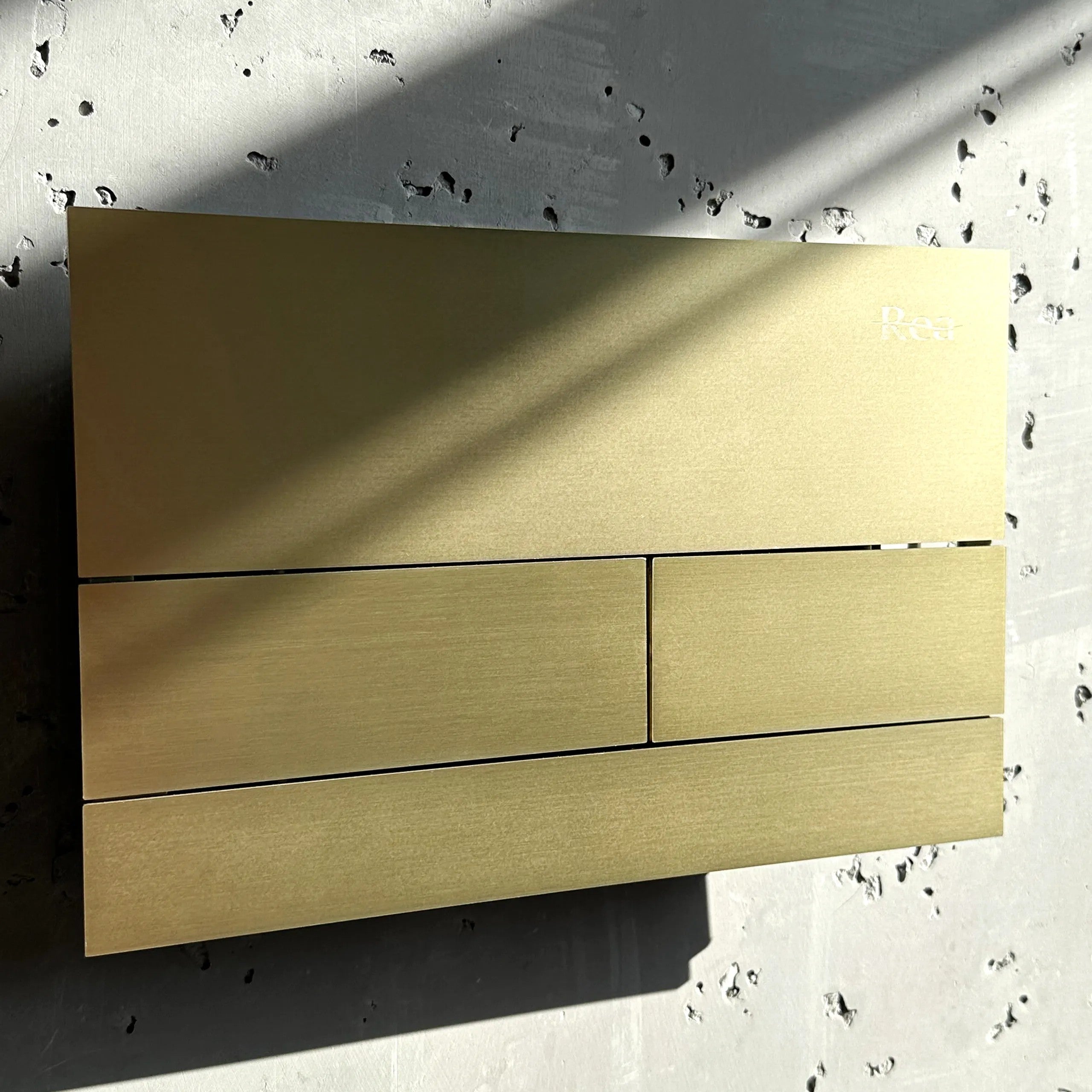 Ovládacie tlačidlo k podomietkovým systémom WC T Rea K011A-Q Gold Brush  4
