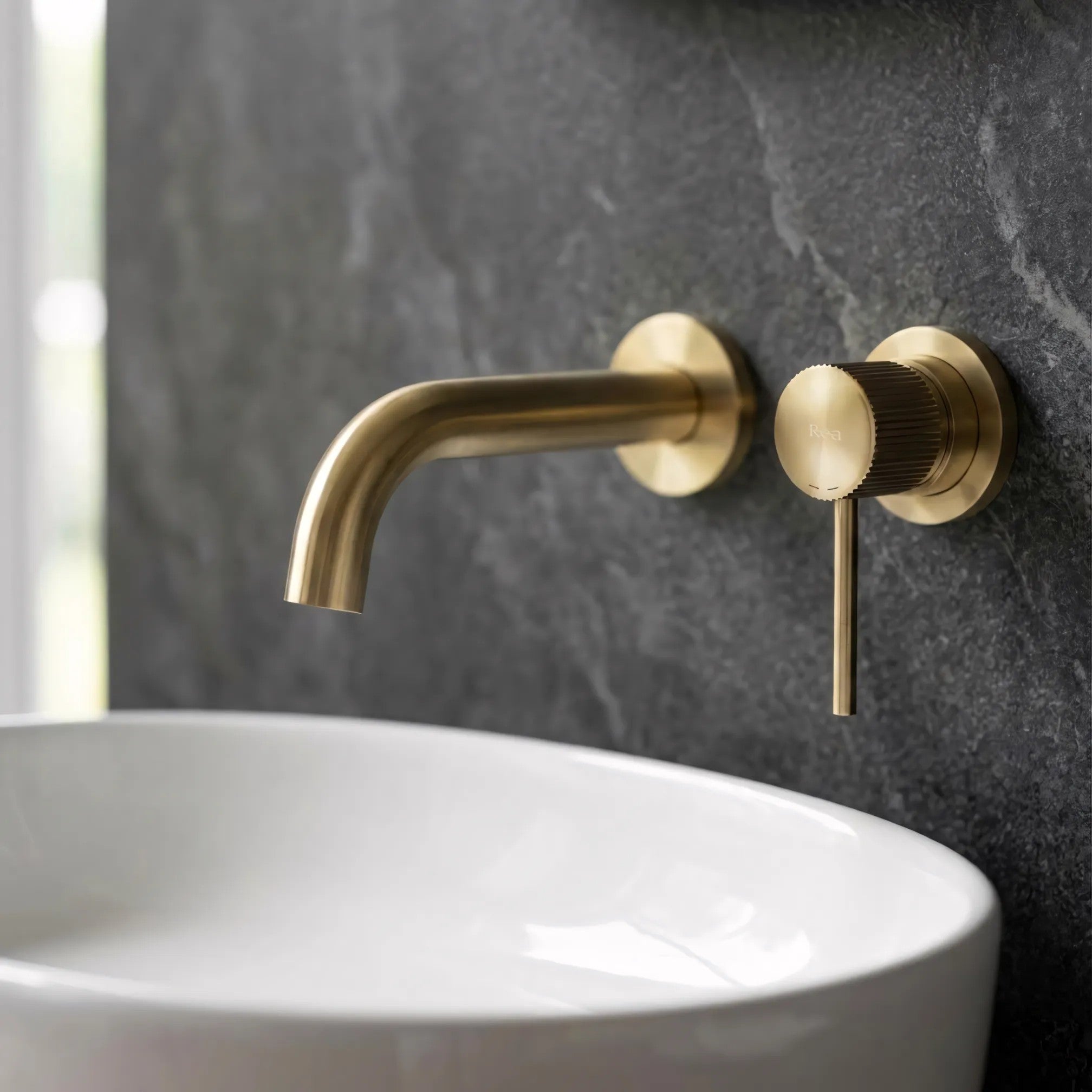 Podomietková vaňová batéria Rea  Lungo Stripe Brush Gold  4