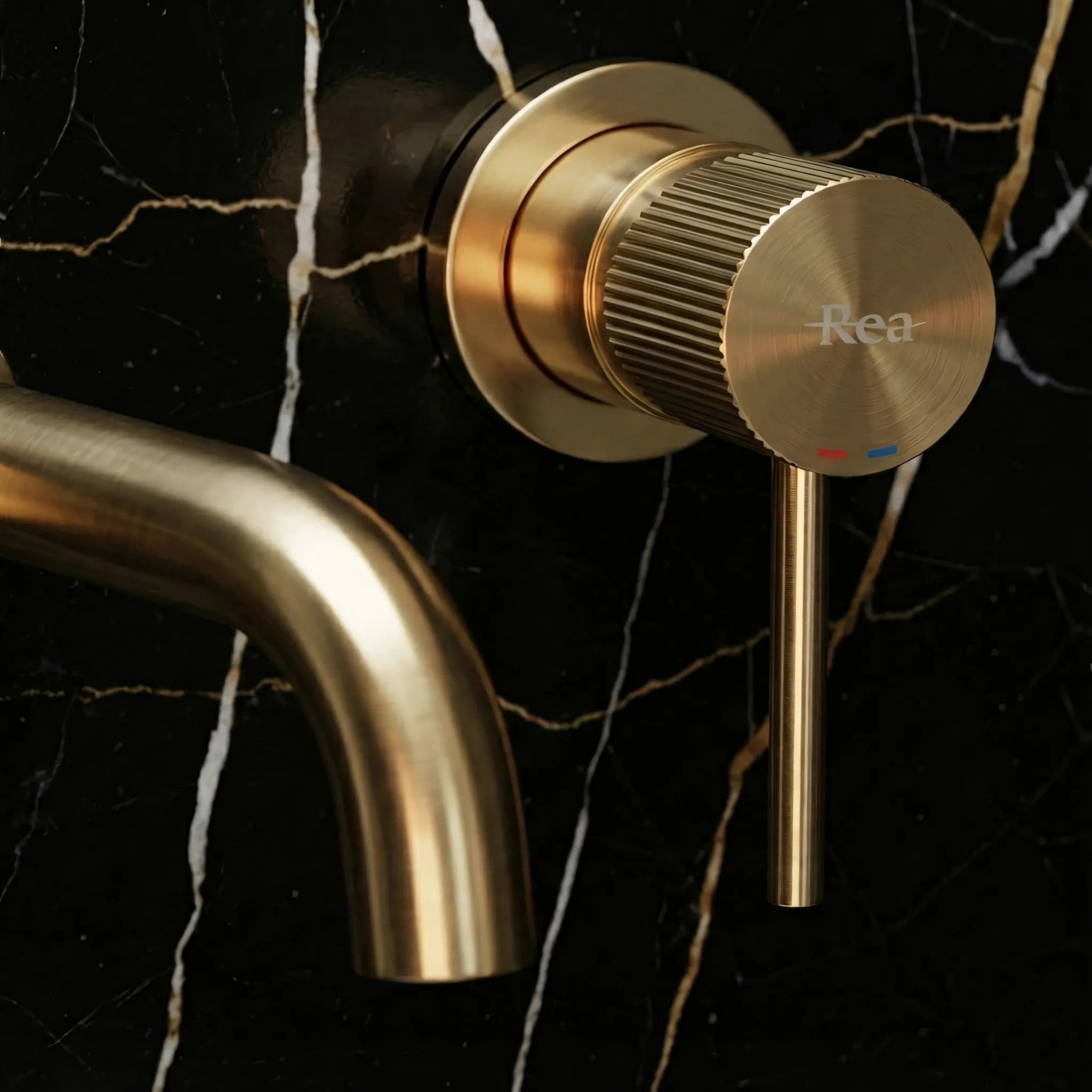Podomietková vaňová batéria Rea  Lungo Stripe Brush Gold  8